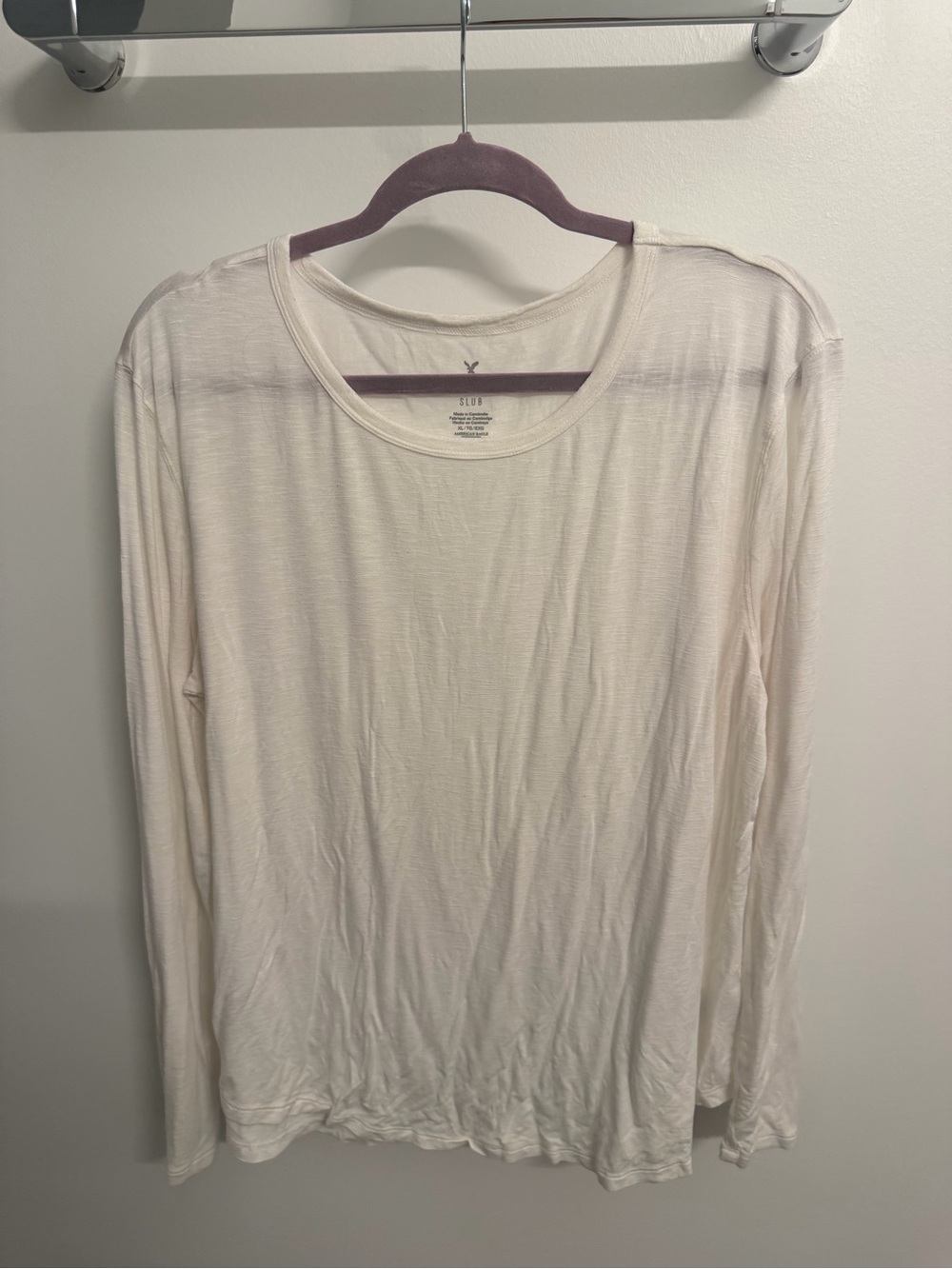 American Eagle Outfitters Long Sleeve Tee in Off-White/Cream